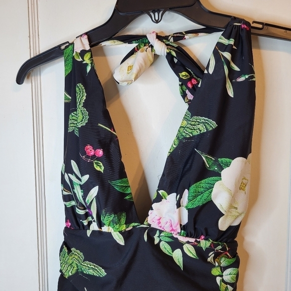 Cupshe Med halter top floral Deep plunge swim - Picture 7 of 15